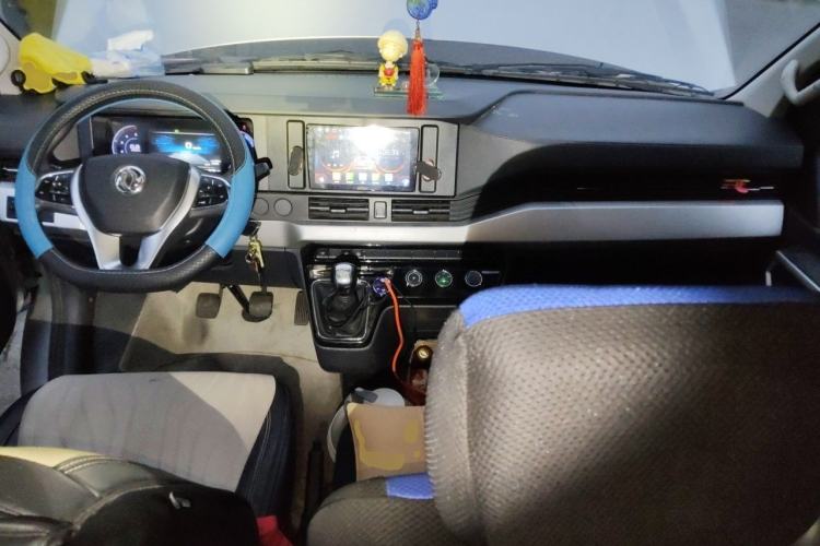 Used Dongfeng Yufeng 2023 V9+ 2.0T Manual Front-Drive Multi-Function Short-Chassis Mid-Height 5/6-Seater Center Console