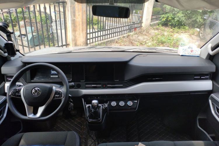 Used Dongfeng Yufeng 2023 V9+ 2.0T Manual Front-Wheel-Drive Multi-Function Mid-Roof Van with 7/8/9 Seats Center Console