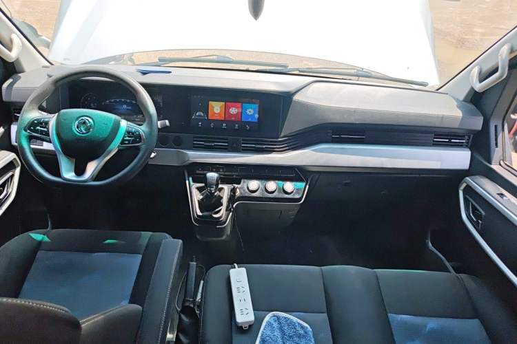Used Dongfeng Yufeng 2023 V9+ 2.0T Manual Front-Wheel-Drive Multi-Function Mid-Roof Van with 7/8/9 Seats Center Console