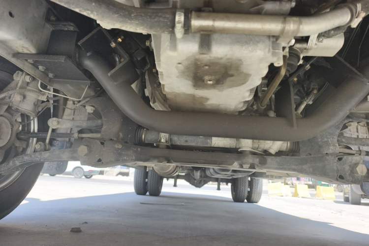 Used Dongfeng Yufeng 2023 V9+ 2.3T Manual Rear-Drive Cargo Van with Dual Rear Tires 3-Seater Chassis Front