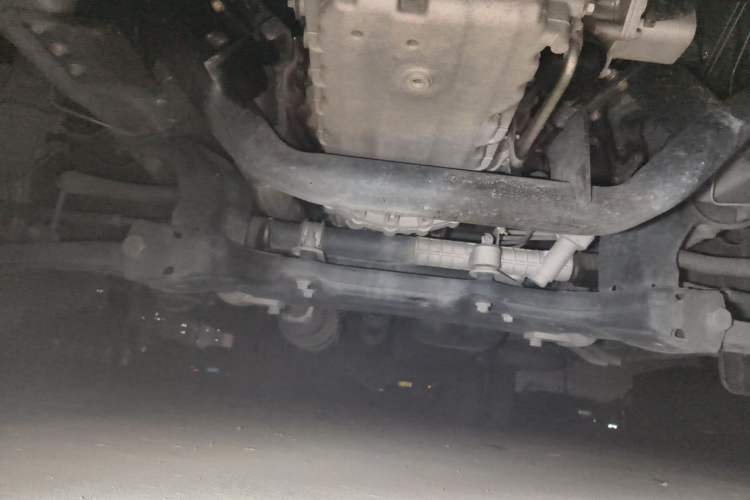 Used Dongfeng Yufeng 2023 V9+ 2.3T Manual Rear-Drive Cargo Van with Dual Rear Tires 3-Seater Chassis Front