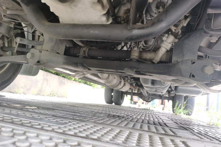 Used Dongfeng Yufeng 2023 V9+ 2.3T Manual Rear-Drive Cargo Van with Dual Rear Tires 3-Seater Chassis Front