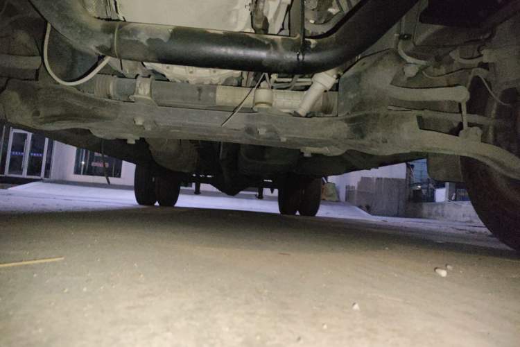 Used Dongfeng Yufeng 2023 V9+ 2.3T Manual Rear-Drive Cargo Van with Dual Rear Tires 3-Seater Chassis Front