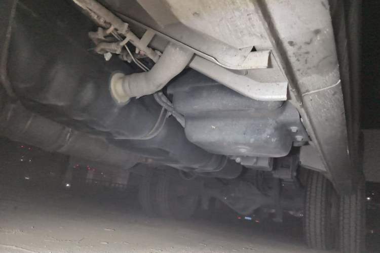 Used Dongfeng Yufeng 2023 V9+ 2.3T Manual Rear-Drive Cargo Van with Dual Rear Tires 3-Seater Chassis Front Left