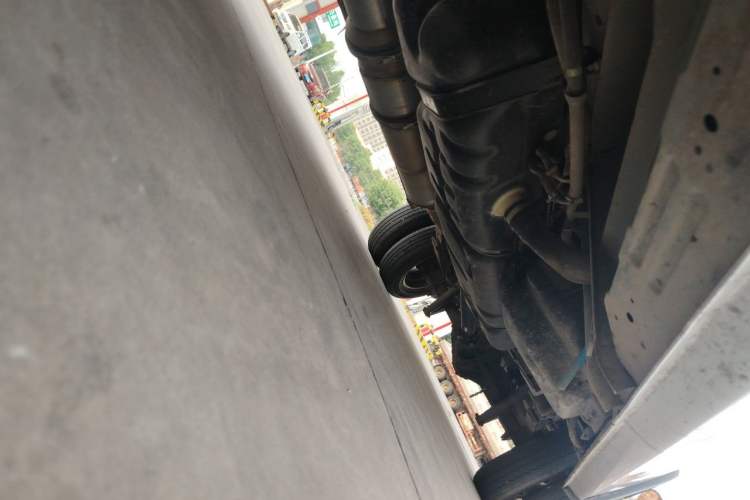 Used Dongfeng Yufeng 2023 V9+ 2.3T Manual Rear-Drive Cargo Van with Dual Rear Tires 3-Seater Chassis Front Left