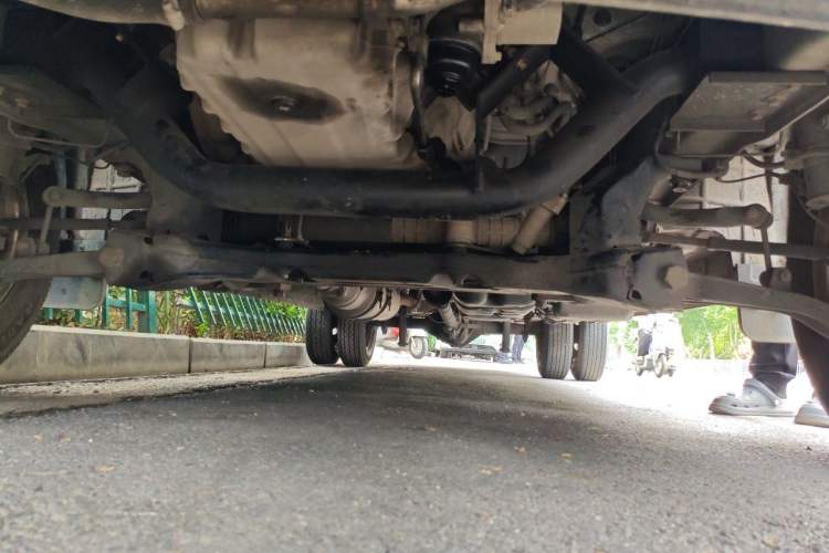 Used Dongfeng Yufeng 2023 V9+ 2.3T Manual Rear-Drive Cargo Van with Dual Rear Tires 3-Seater Chassis Front