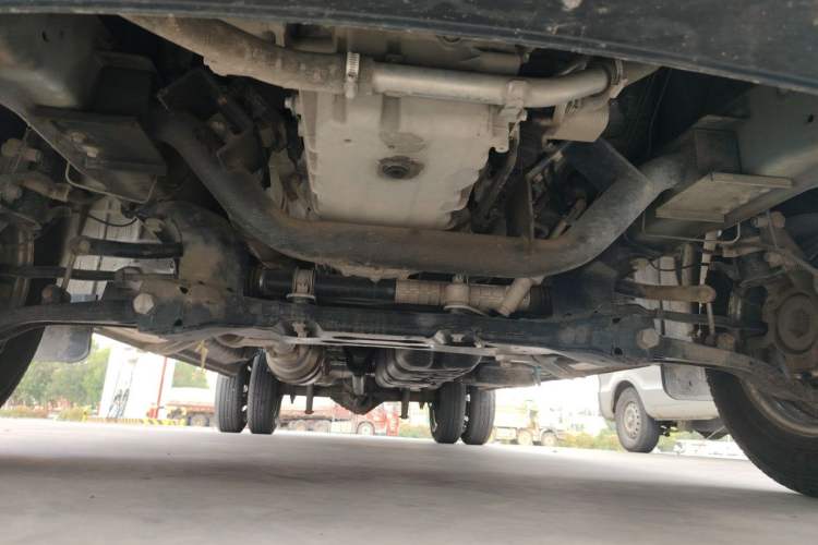 Used Dongfeng Yufeng 2023 V9+ 2.3T Manual Rear-Drive Cargo Van with Dual Rear Tires 3-Seater Chassis Front