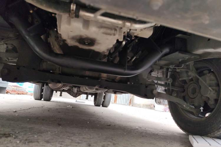 Used Dongfeng Yufeng 2023 V9+ 2.3T Manual Rear-Drive Cargo Van with Dual Rear Tires 3-Seater Chassis Front
