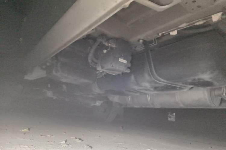 Used Dongfeng Yufeng 2023 V9+ 2.3T Manual Rear-Drive Cargo Van with Dual Rear Tires 3-Seater Chassis Rear Left
