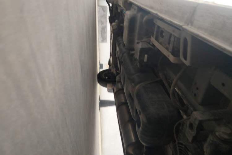 Used Dongfeng Yufeng 2023 V9+ 2.3T Manual Rear-Drive Cargo Van with Dual Rear Tires 3-Seater Chassis Rear Left