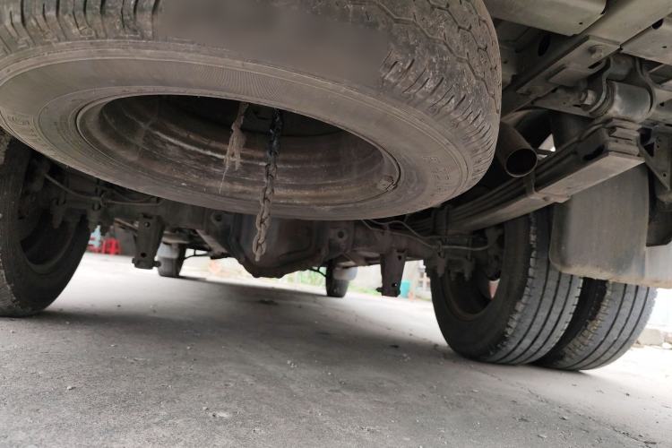 Used Dongfeng Yufeng 2023 V9+ 2.3T Manual Rear-Drive Cargo Van with Dual Rear Tires 3-Seater Chassis Rear