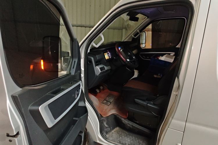 Used Dongfeng Yufeng 2023 V9+ 2.0T Manual Front-Drive Multi-Function Short-Chassis Mid-Height 5/6-Seater Driver Seat