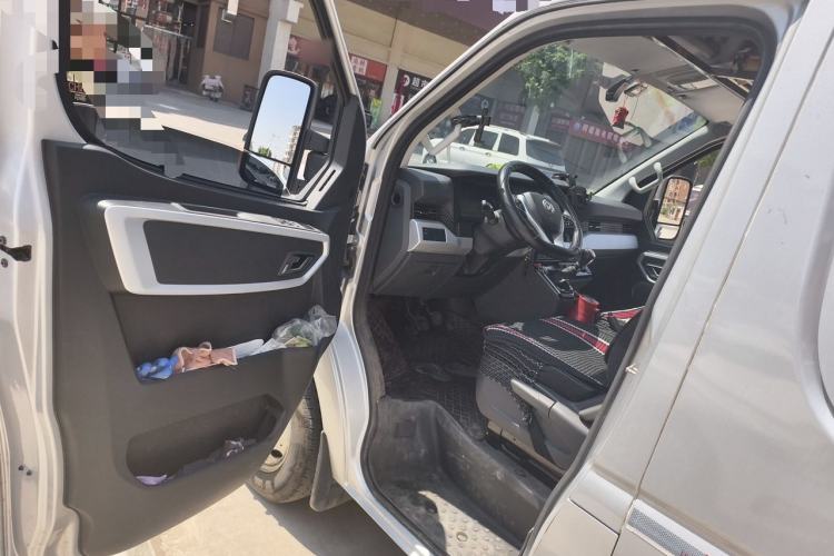 Used Dongfeng Yufeng 2023 V9+ 2.3T Manual Rear-Drive Cargo Van with Dual Rear Tires 3-Seater Driver Seat
