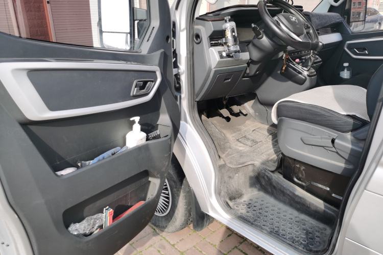 Used Dongfeng Yufeng 2023 V9+ 2.3T Manual Front-Drive Van Short Wheelbase Mid-Roof 3-Seater Driver Seat