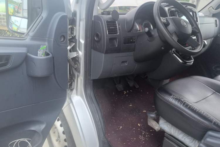 Used Dongfeng Yufeng 2023 V9+ 2.0T Manual Front-Wheel-Drive Multi-Function Mid-Roof Van with 7/8/9 Seats Driver Seat