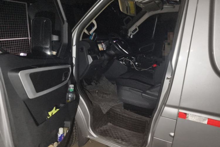 Used Dongfeng Yufeng 2023 V9+ 2.3T Manual Rear-Drive Cargo Van with Dual Rear Tires 3-Seater Driver Seat