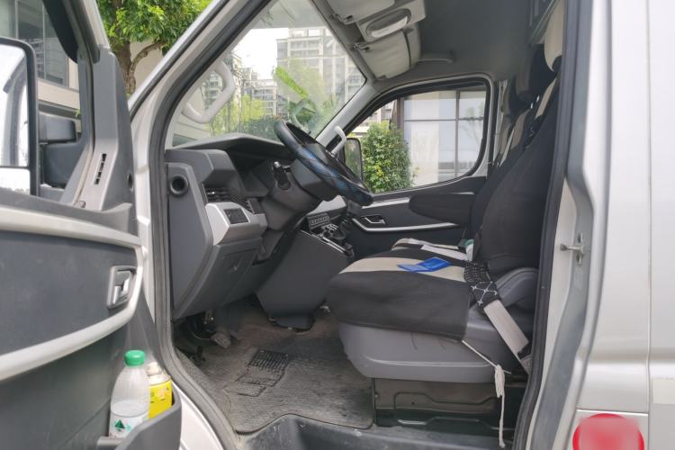 Used Dongfeng Yufeng 2023 V9+ 2.3T Manual Rear-Drive Cargo Van with Dual Rear Tires 3-Seater Driver Seat