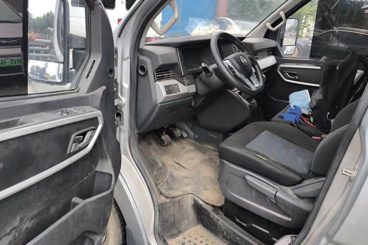 Used Dongfeng Yufeng 2023 V9+ 2.0T Manual Front-Drive Multi-Function Short-Chassis Mid-Height 5/6-Seater Driver Seat