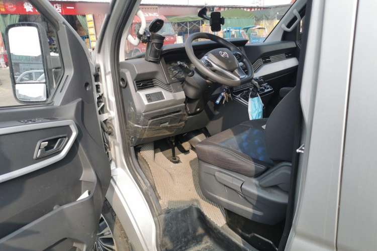 Used Dongfeng Yufeng 2023 V9+ 2.0T Automatic Front-Wheel-Drive Short Wheelbase Mid-Roof Design—5/6-Seater Driver Seat