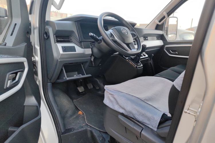 Used Dongfeng Yufeng 2023 V9+ 2.0T Manual Front-Wheel-Drive Multi-Function Short-Chassis Low-Roof 5/6-Seater Driver Seat
