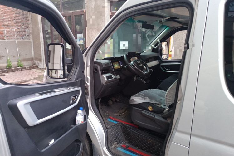 Used Dongfeng Yufeng 2023 V9+ 2.0T Manual Rear-Drive Multi-Function Mid-Height 7/8/9-Seater Driver Seat