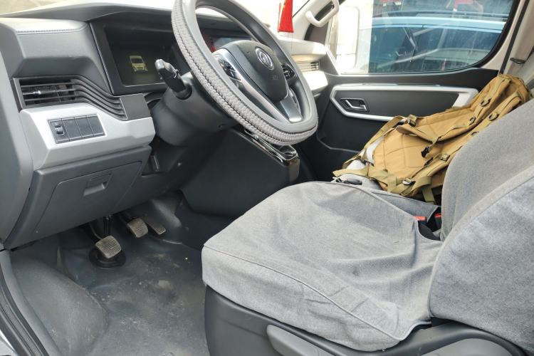 Used Dongfeng Yufeng 2023 V9+ 2.0T Manual Front-Wheel-Drive Multi-Function Mid-Roof Van with 7/8/9 Seats Driver Seat