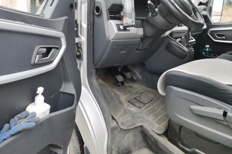 Used Dongfeng Yufeng 2023 V9+ 2.3T Manual Front-Drive Van Short Wheelbase Mid-Roof 3-Seater Driver Seat