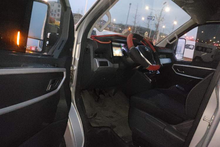 Used Dongfeng Yufeng 2023 V9+ 2.3T Manual Rear-Drive Cargo Van with Dual Rear Tires 3-Seater Driver Seat