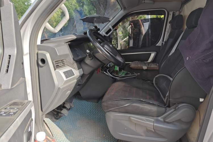 Used Dongfeng Yufeng 2023 V9+ 2.3T Manual Rear-Drive Cargo Van with Dual Rear Tires 3-Seater Driver Seat