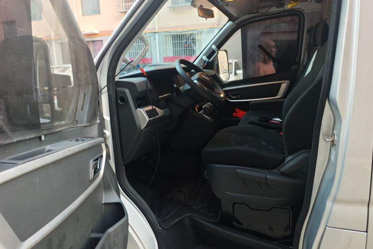 Used Dongfeng Yufeng 2023 V9+ 2.0T Automatic Front-Drive Multi-Function Mid-Roof 7/8/9-Seater Driver Seat