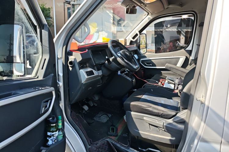 Used Dongfeng Yufeng 2023 V9+ 2.0T Manual Front-Wheel-Drive Multi-Function Mid-Roof Van with 7/8/9 Seats Driver Seat