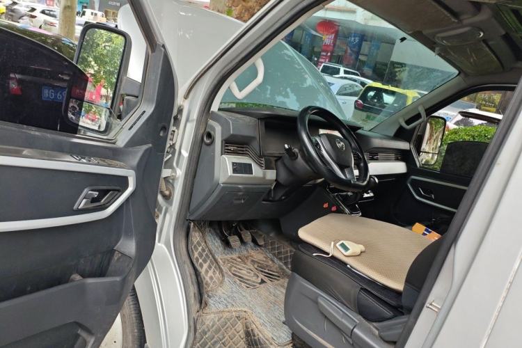 Used Dongfeng Yufeng 2023 V9+ 2.3T Manual Rear-Drive Cargo Van with Dual Rear Tires 3-Seater Driver Seat
