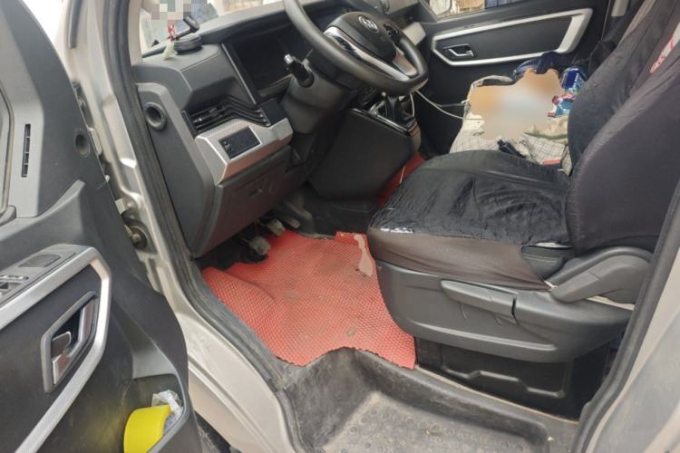 Used Dongfeng Yufeng 2023 V9+ 2.0T Manual Front-Wheel-Drive Multi-Function Short-Chassis Low-Roof 5/6-Seater Driver Seat