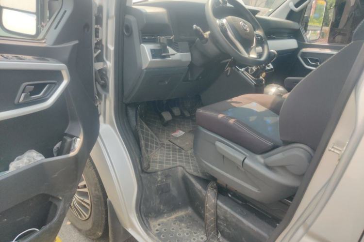 Used Dongfeng Yufeng 2023 V9+ 2.0T Manual Rear-Drive Multi-Function Mid-Height 7/8/9-Seater Driver Seat