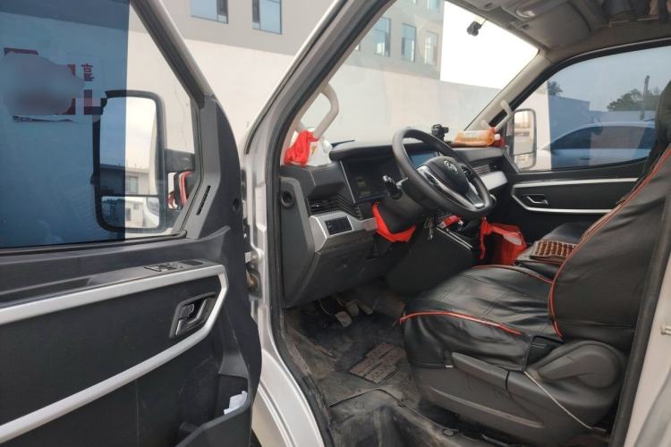 Used Dongfeng Yufeng 2023 V9+ 2.3T Manual Rear-Drive Cargo Van with Dual Rear Tires 3-Seater Driver Seat