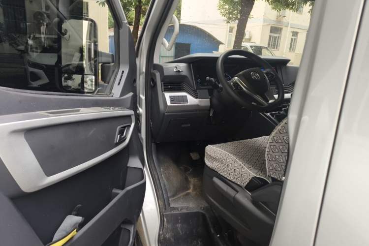 Used Dongfeng Yufeng 2023 V9+ 2.0T Manual Front-Wheel-Drive Multi-Function Mid-Roof Van with 7/8/9 Seats Driver Seat