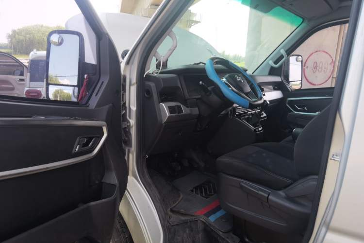 Used Dongfeng Yufeng 2023 V9+ 2.3T Manual Front-Drive Van Long Wheelbase High Roof 3-Seater Driver Seat