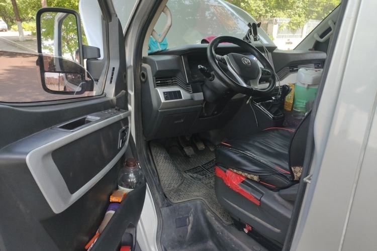 Used Dongfeng Yufeng 2023 V9+ 2.3T Manual Rear-Drive Cargo Van with Dual Rear Tires 3-Seater Driver Seat