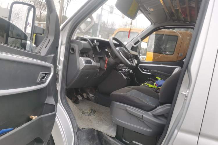 Used Dongfeng Yufeng 2023 V9+ 2.0T Manual Front-Wheel-Drive Multi-Function Mid-Roof Van with 7/8/9 Seats Driver Seat