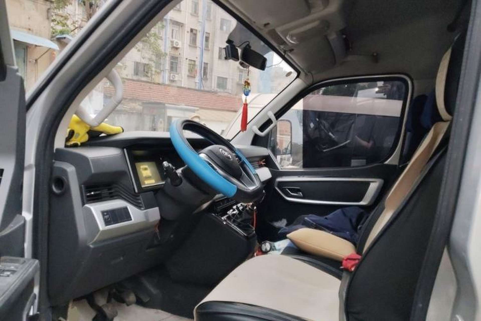 Used Dongfeng Yufeng 2023 V9+ 2.0T Manual Front-Drive Multi-Function Short-Chassis Mid-Height 5/6-Seater Driver Seat