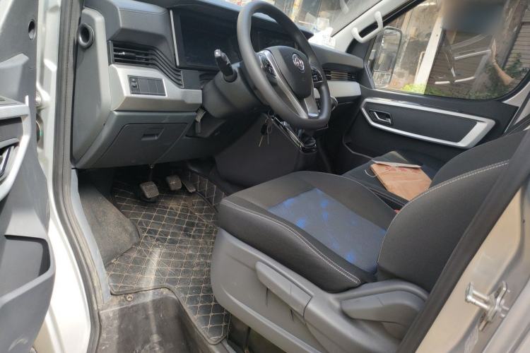 Used Dongfeng Yufeng 2023 V9+ 2.0T Manual Front-Wheel-Drive Multi-Function Mid-Roof Van with 7/8/9 Seats Driver Seat