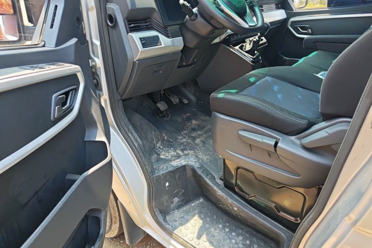 Used Dongfeng Yufeng 2023 V9+ 2.0T Manual Front-Wheel-Drive Multi-Function Mid-Roof Van with 7/8/9 Seats Driver Seat