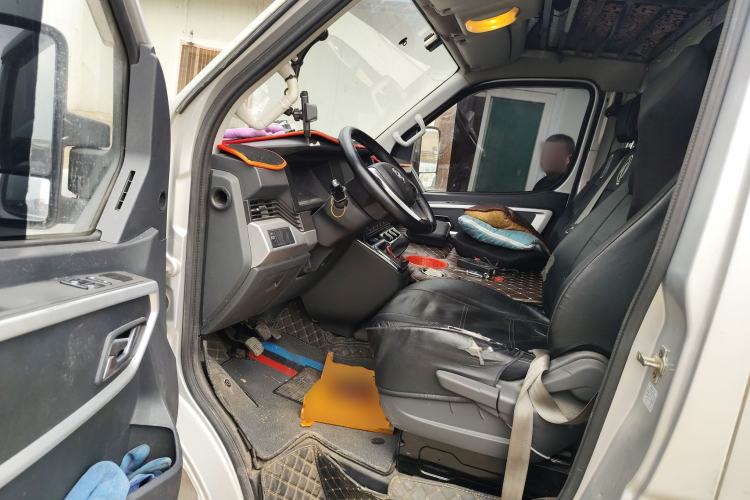 Used Dongfeng Yufeng 2023 V9+ 2.3T Manual Rear-Drive Cargo Van with Dual Rear Tires 3-Seater Driver Seat