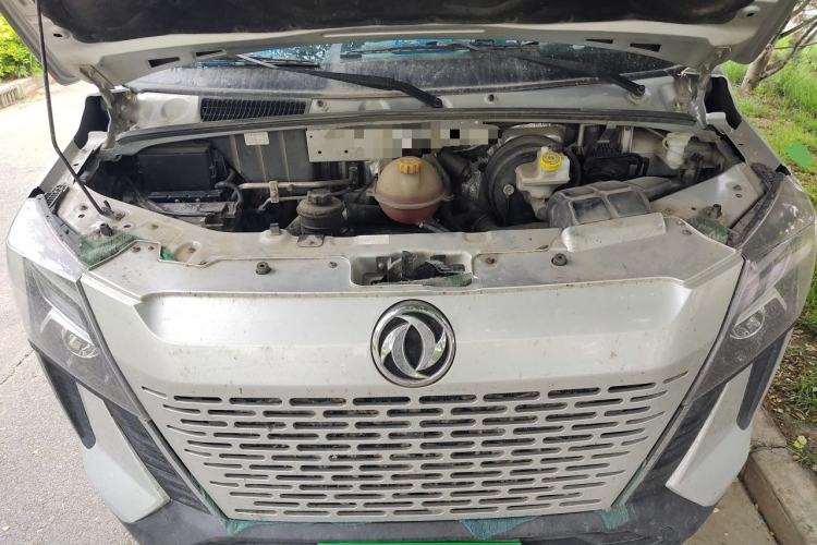Used Dongfeng Yufeng 2023 V9+ 2.0T Manual Front-Wheel-Drive Multi-Function Mid-Roof Van with 7/8/9 Seats Engine Bay