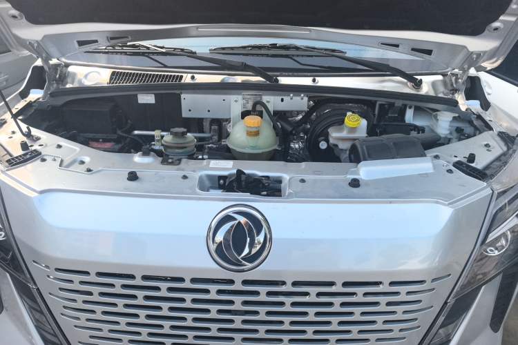 Used Dongfeng Yufeng 2023 V9+ 2.0T Manual Front-Wheel-Drive Multi-Function Short-Chassis Low-Roof 5/6-Seater Engine Bay