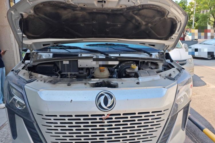 Used Dongfeng Yufeng 2023 V9+ 2.0T Manual Front-Wheel-Drive Multi-Function Mid-Roof Van with 7/8/9 Seats Engine Bay