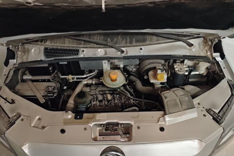 Used Dongfeng Yufeng 2023 V9+ 2.0T Manual Front-Drive Multi-Function Short-Chassis Mid-Height 5/6-Seater Engine Bay