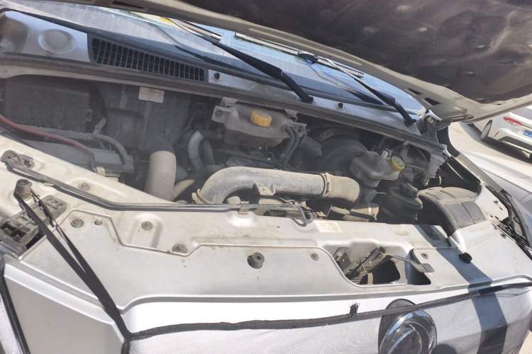 Used Dongfeng Yufeng 2023 V9+ 2.3T Manual Rear-Drive Cargo Van with Dual Rear Tires 3-Seater Engine Bay