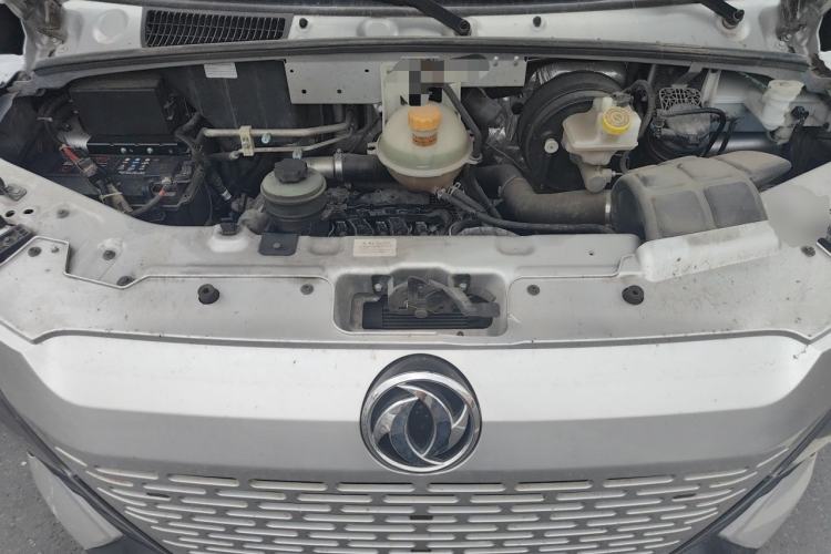 Used Dongfeng Yufeng 2023 V9+ 2.0T Manual Front-Wheel-Drive Multi-Function Mid-Roof Van with 7/8/9 Seats Engine Bay