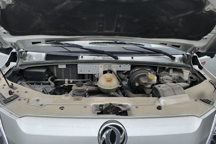 Used Dongfeng Yufeng 2023 V9+ 2.0T Manual Front-Drive Multi-Function Short-Chassis Mid-Height 5/6-Seater Engine Bay